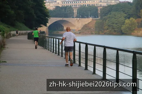 电竞赛场与选手席构成的S16战力排行视觉画面